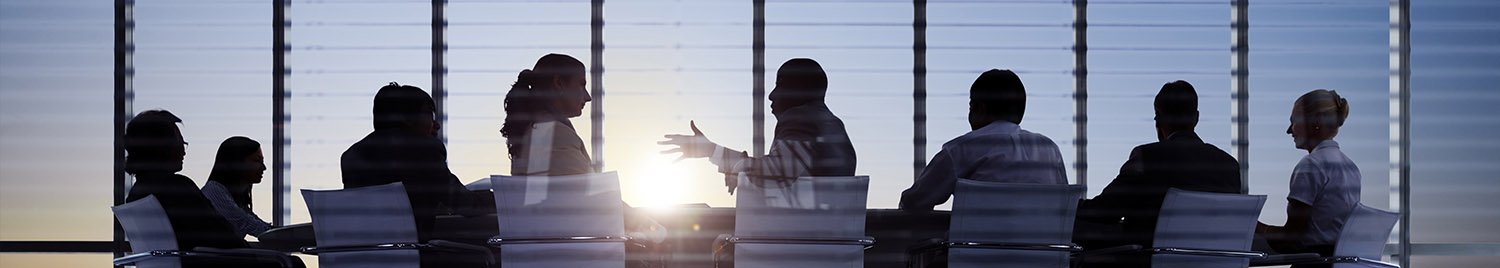  Besprechungsraum mit besprechenden Leuten 